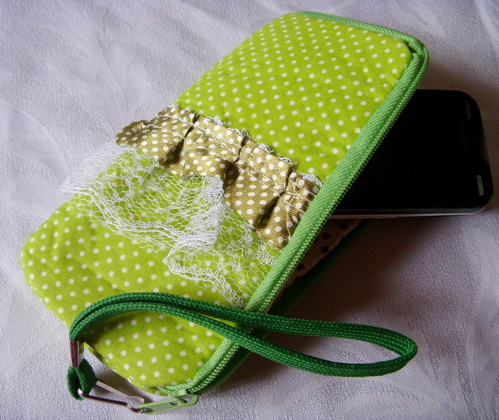 Obal na mobil s krajkou---Zelené a bílé tečky