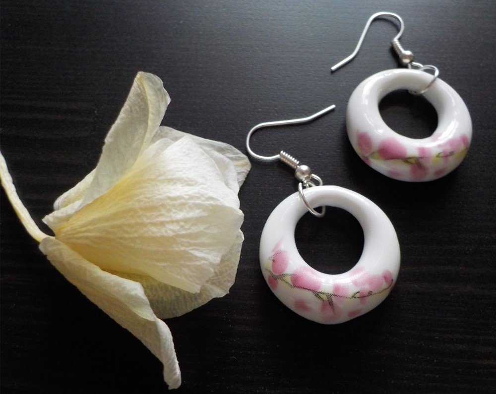 Náušnice z keramiky--švestkové květy 2