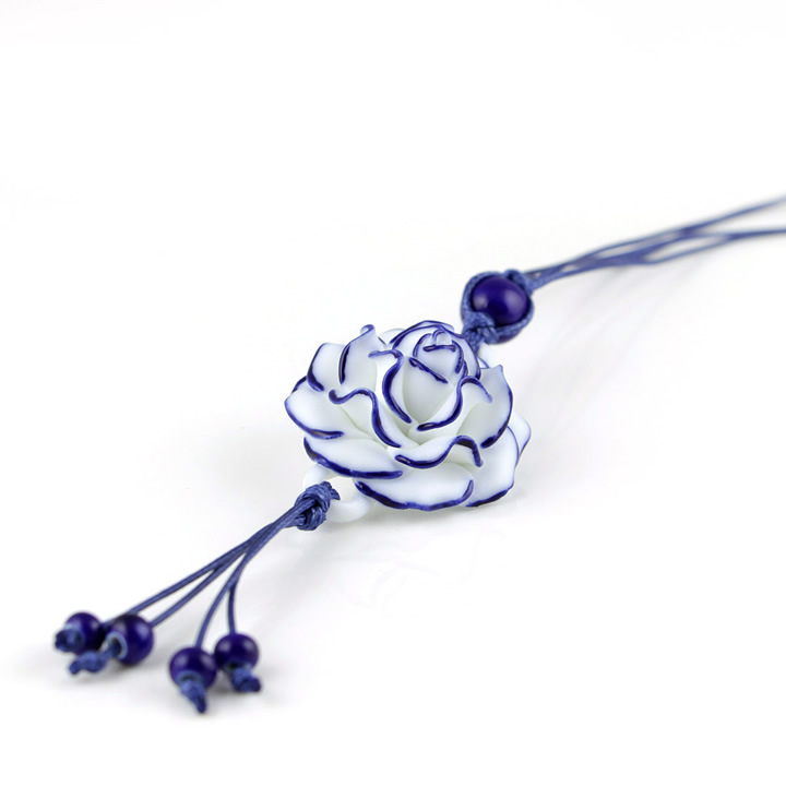 Přívěšek z keramiky --modrá růže 1