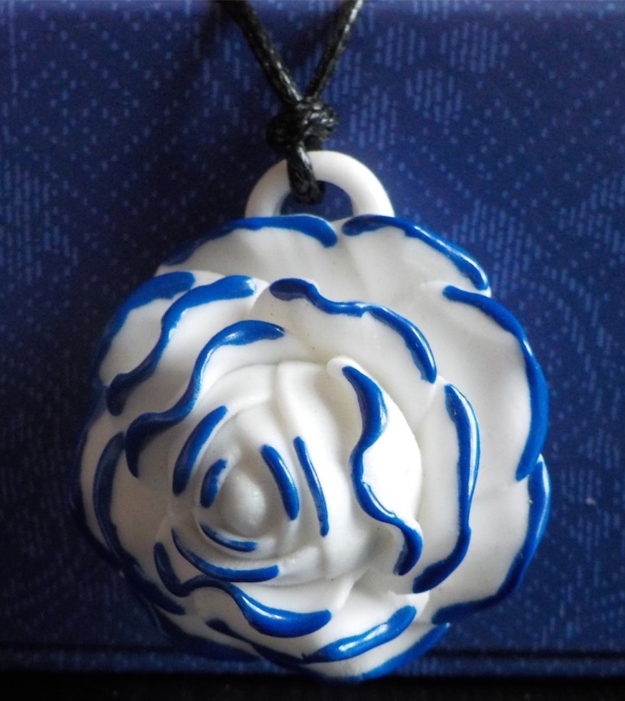 Přívěšek z keramiky --modrá růže 2