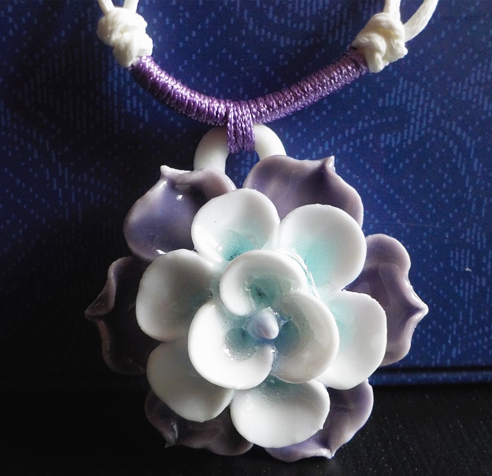 Náramek z keramiky -- fialový květ