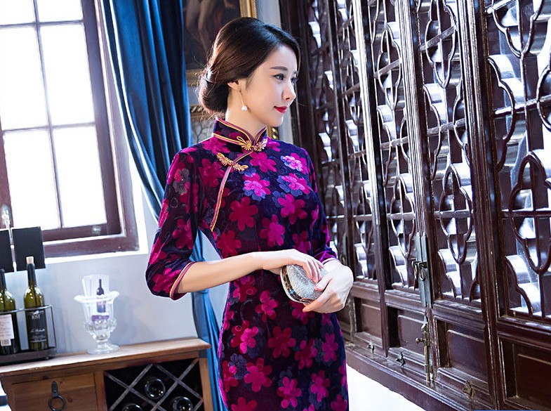 Čínské šaty cheongsam s černým a fialovým sametem 