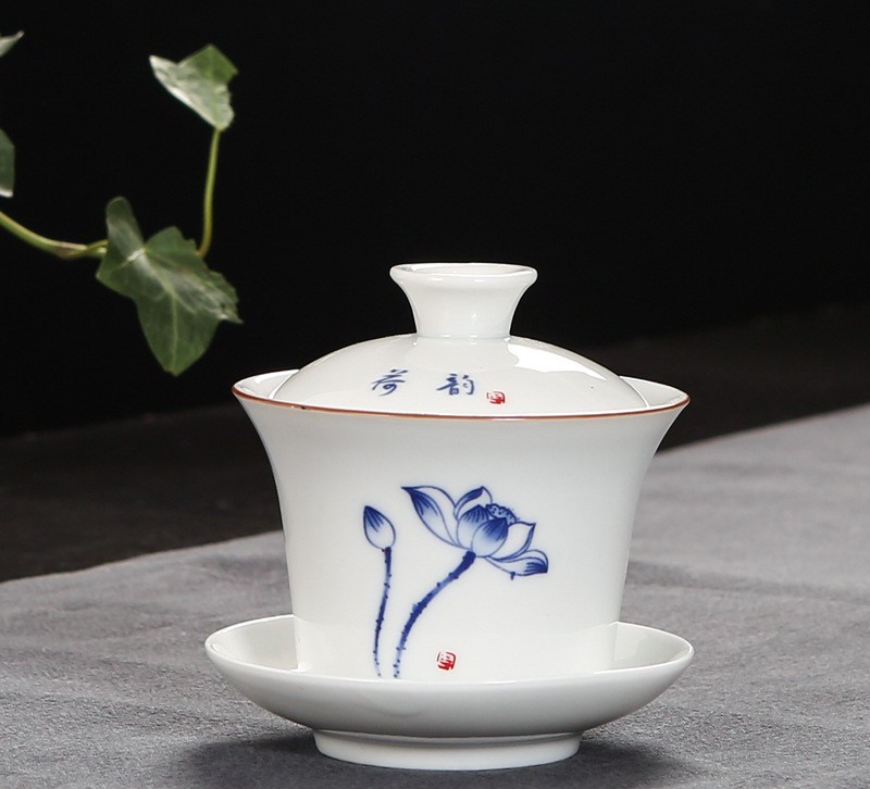 Čajová miska Zhong (dagaiwan)----Činský bílý porcelán ( Modré lotosy ）
