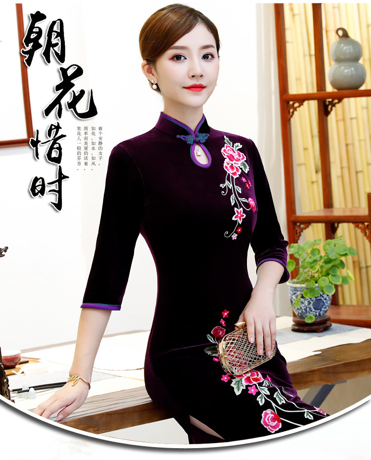 Čínské šaty cheongsam s fialovým sametem(Vyšívané květiny)