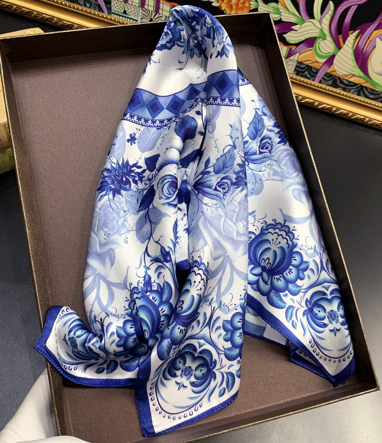 Malý šátek z hedvábí- Klasické modré květy