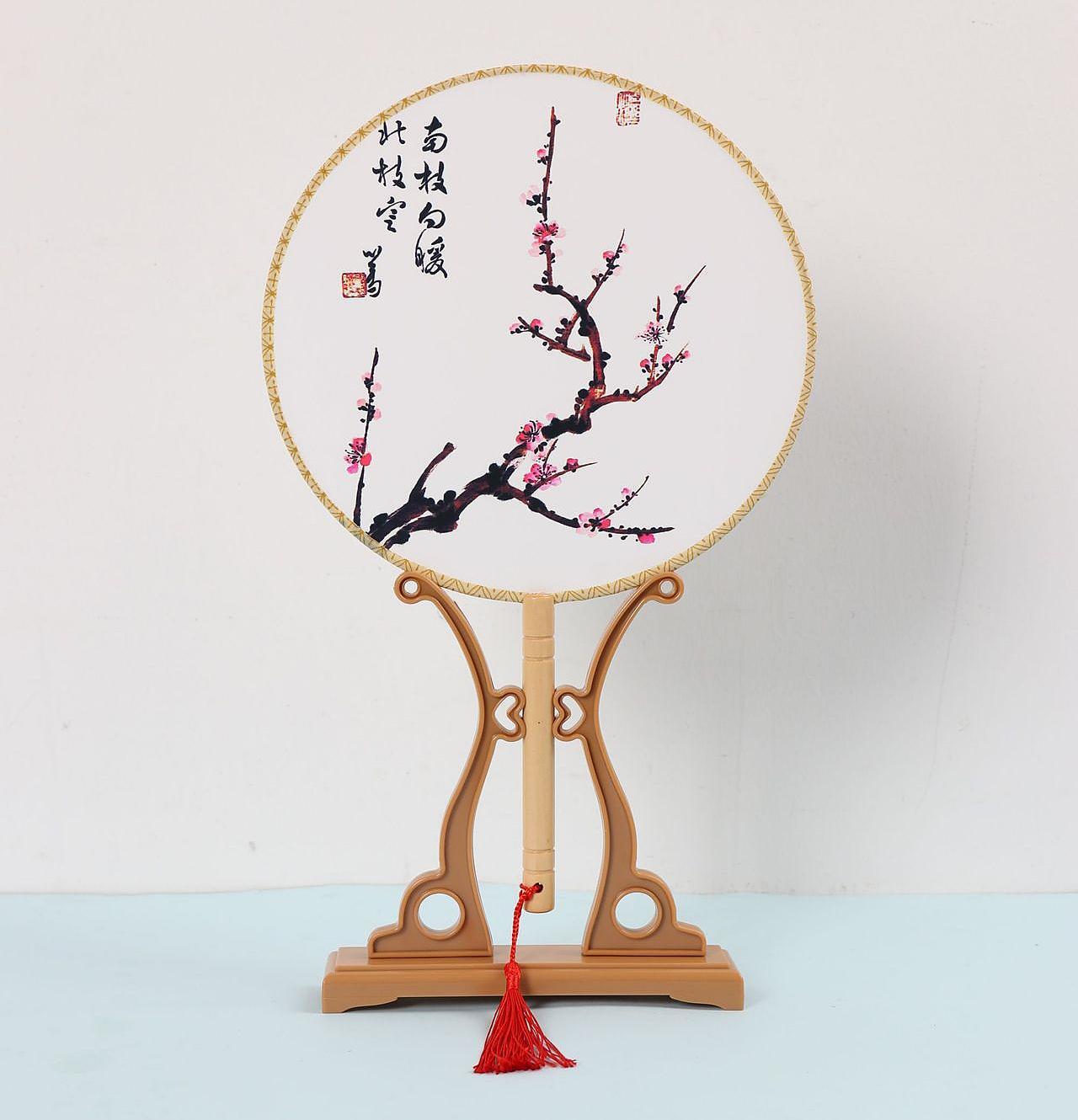 Kruhový vějíř (tuan shan) - Švestkový květ a čínská kaligrafie